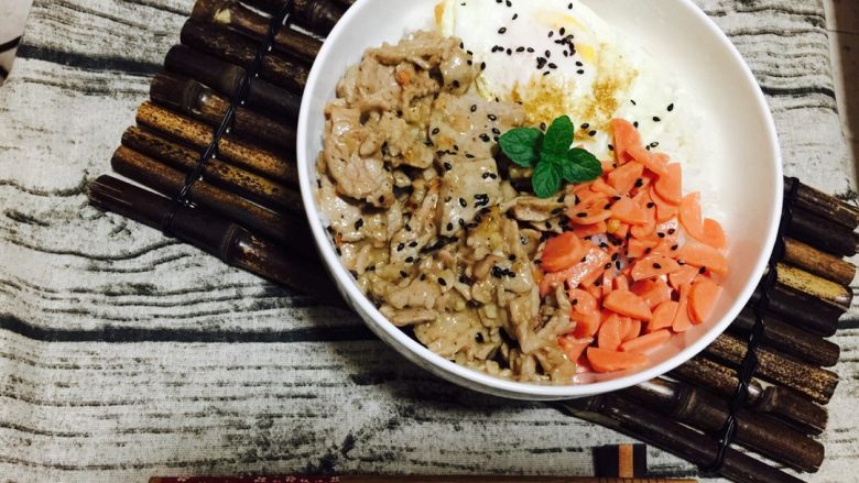 嫩肉盖饭,米饭提前蒸好的,就是一人份的量,肉片儿,火腿依次码好,盖上荷包蛋