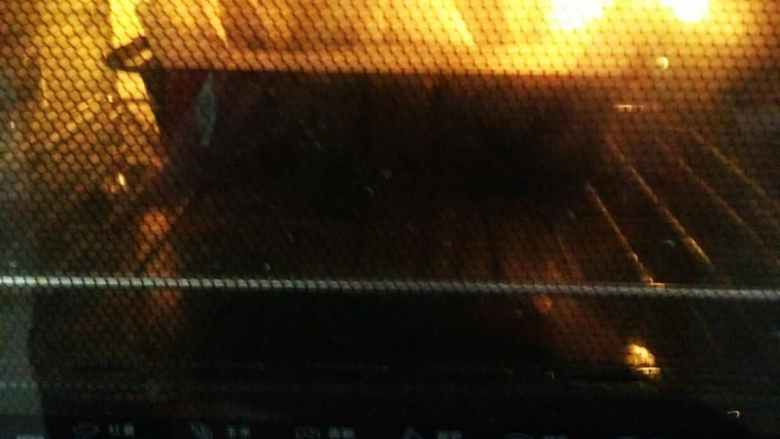 香橙蛋糕,倒入模具里,上下火,150度,烤1小时