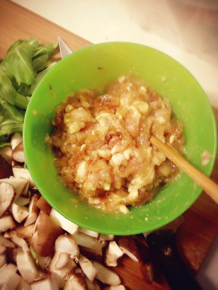 咸蛋豆腐炒香菇青菜,<a style='color:red;display:inline-block;' href='/shicai/ 442'>肉末</a>里倒入一点红烧汁腌制一会儿