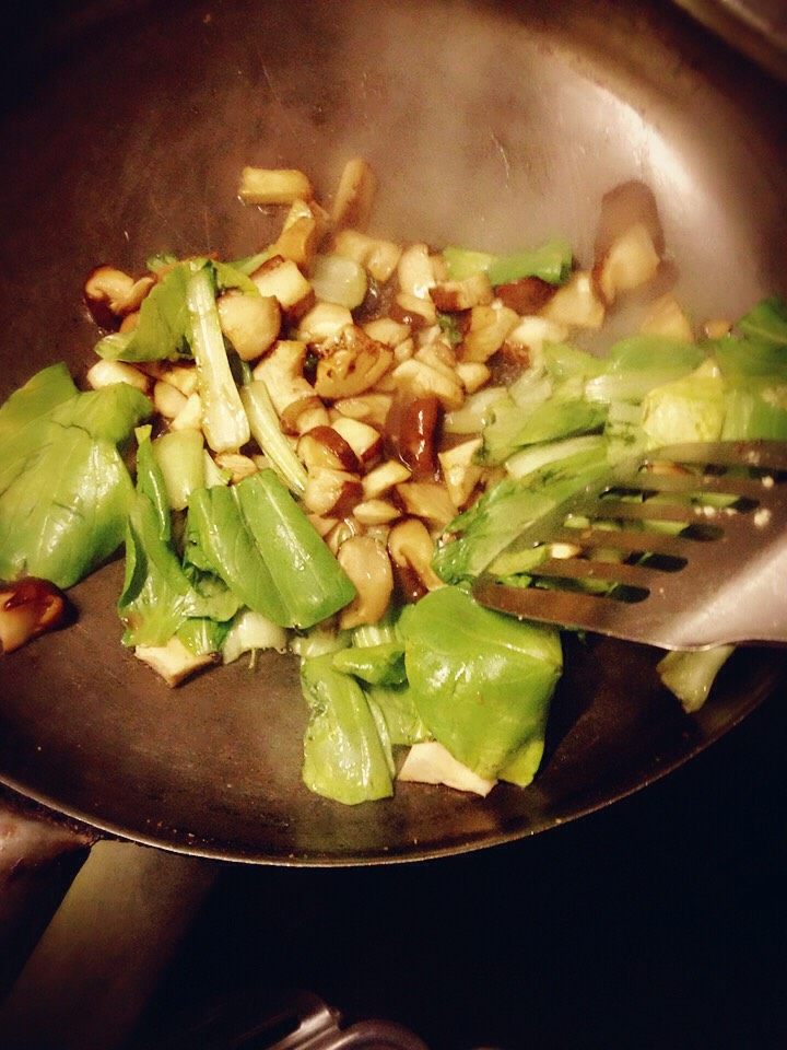 咸蛋豆腐炒香菇青菜,冷锅热油，下香菇炒香，再下青菜，生抽一起翻炒，加一些水焖锅，然后盛出锅