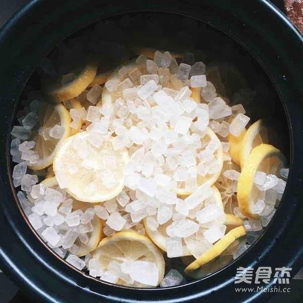 川贝柠檬膏,炖的过程我没拍,这是在别的地方找的一个图,这样大家更容易看懂,把所有的东西都放进陶瓷锅里,我还是建议大家用这种陶瓷锅,受热比较好,然后一点水都不要加,炖一会柠檬就会出好多水,注意的一点就是必须文火炖,不要着急,效果慢慢炖,炖一下午!