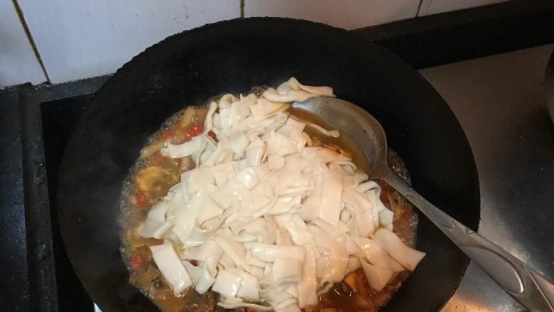 新疆炒面,倒入炒好的菜中翻炒均匀,加入少许面汤