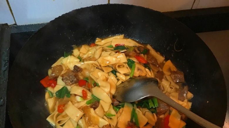 新疆炒面,翻炒均匀咸淡适宜后加入适量胡椒粉拌匀(不喜胡椒粉调味可以不放),关火