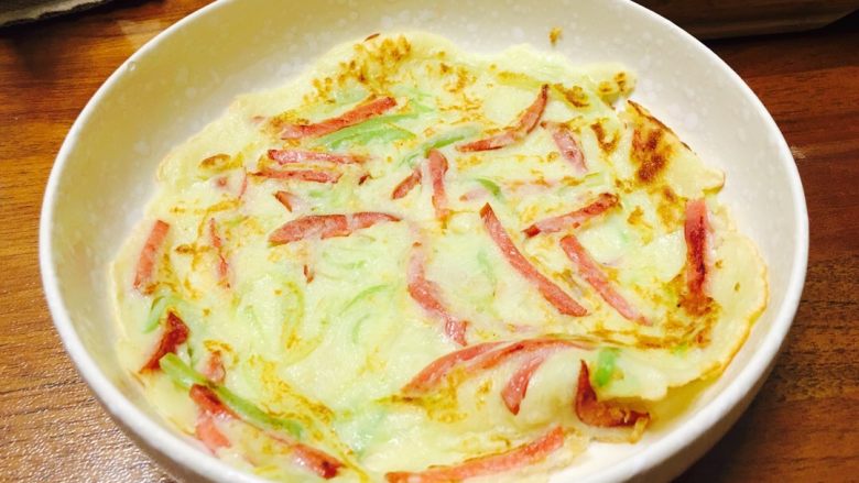 西葫香肠蛋饼,美味的蛋饼做好了,因为我比较喜肉,所以放了<a style='color:red;display:inline-block;' href='/shicai/ 15040'>烤香肠</a>,大家也可以根据自己的口味搭配各种蔬菜