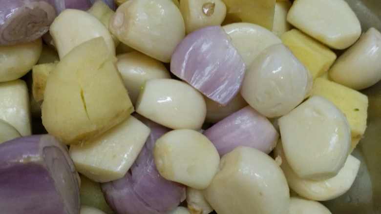 生焗啫啫湛江鸡,葱姜蒜 多点备好