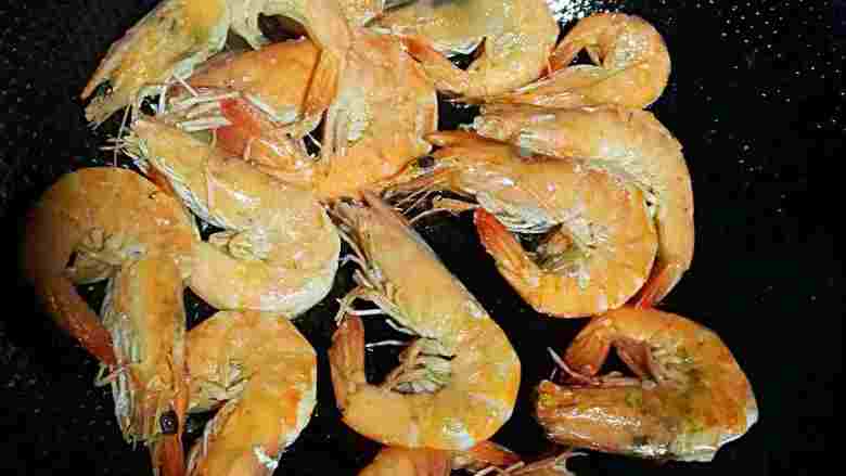 #年夜饭#油焖大虾,烹入料酒,调入生抽,加糖翻炒均匀