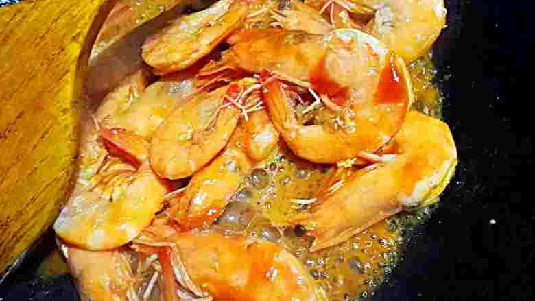 #年夜饭#油焖大虾,再加入番茄酱炒匀, 加入少量清水,盖上盖子适当小焖片刻,待汤汁减少