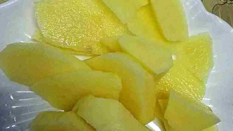 大虾土豆灯笼+#食材土豆#,<a style='color:red;display:inline-block;' href='/shicai/ 23'>土豆</a>去皮洗净切块,放适量盐,放入蒸锅蒸20分钟左右取出