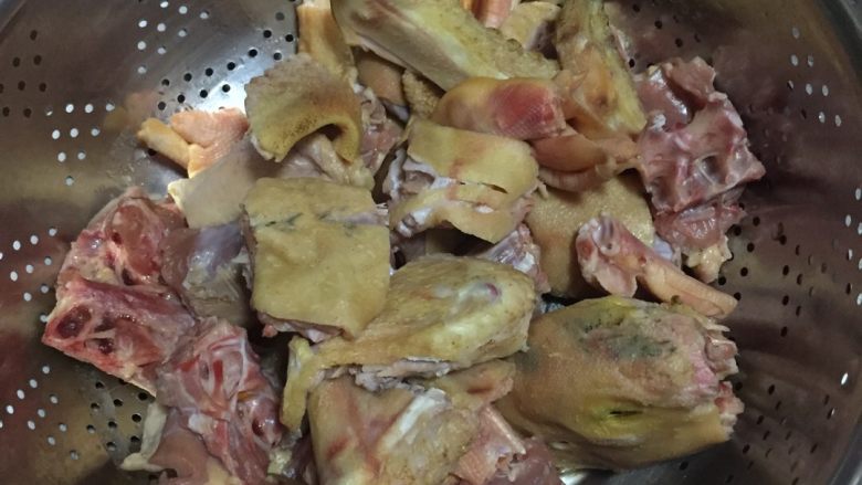 香菇烧鸭,我用的是一只鸭子的头 脖子 背夹骨和四肢,用清水洗净