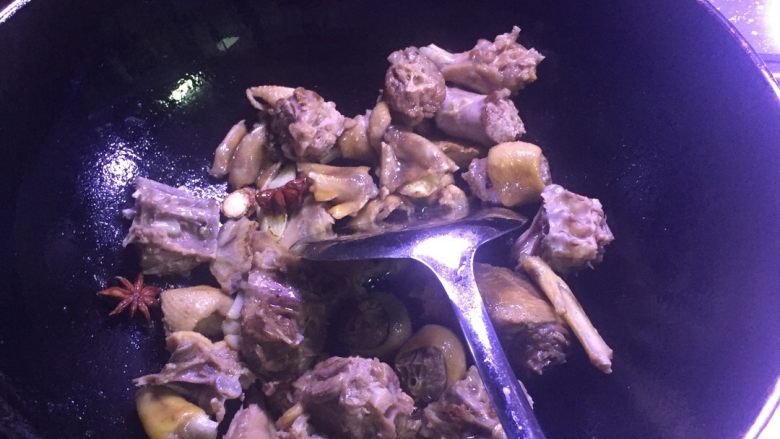 香菇烧鸭,锅内倒油,待油温80度的时候把鸭肉倒进去(鸭肉,老<a style='color:red;display:inline-block;' href='/shicai/ 37'>姜</a>,蒜,花椒,八角,大料)煸炒一两分钟后关火