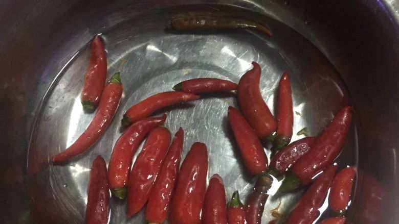 香菇烧鸭,新鲜海椒数粒泡海椒三粒,切一下(不用很碎都可以,如果想好看可以切整齐点就行)