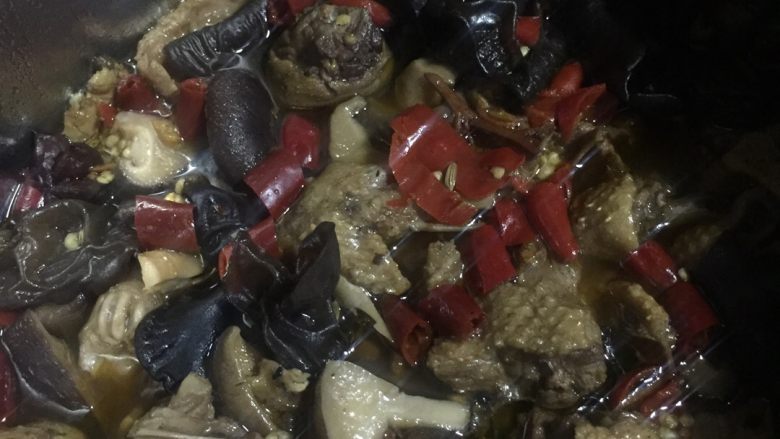香菇烧鸭,我压的35分钟,压好了加入盐和味精,盛出来的时候再在盘子上面撒点香菜和小葱,美味佳肴,好吃的不要不要的!😋😋😋😋