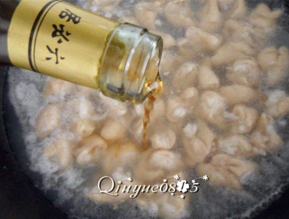 #年夜饭#尖椒溜肥肠,调入料酒和白酒去腥。肥肠要清洗干净,煮熟捞出控水(我这个大约又煮了40多分钟)。