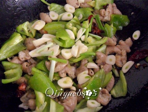 #年夜饭#尖椒溜肥肠,放入葱蒜翻炒