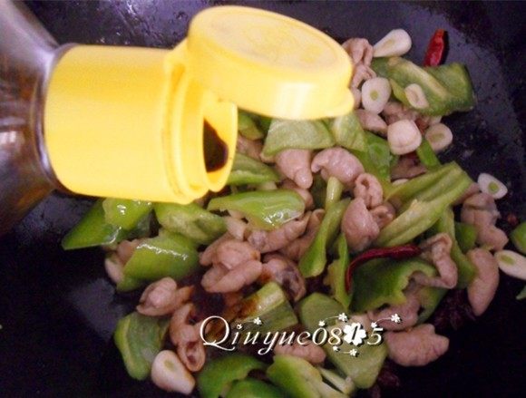 #年夜饭#尖椒溜肥肠,调入酱油、盐、鸡精翻炒即可