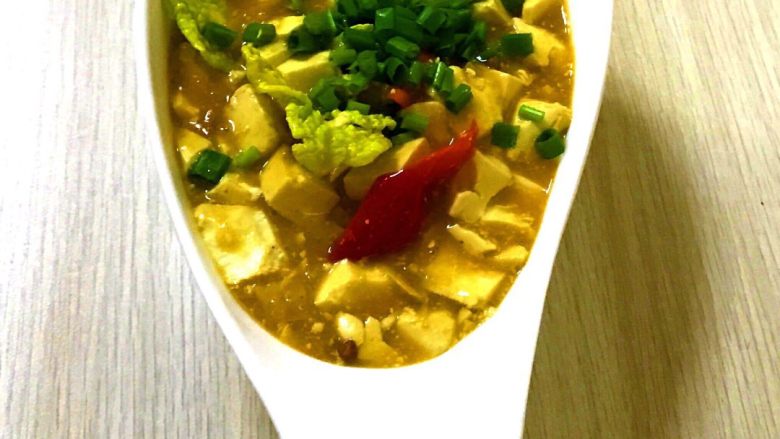 蟹黄豆腐,关火加入小葱段,起锅盛盘