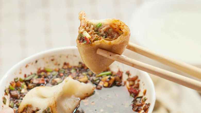 #年夜饭#芹菜饺子,锅中水加盐,将饺子煮熟,根据自己的口味制作蘸料,开吃吧!