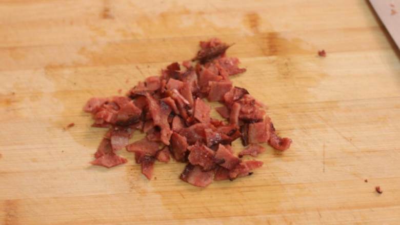 培根戚风,<a style='color:red;display:inline-block;' href='/shicai/ 443'>培根</a>用平底锅稍微煎一下，不用放油。