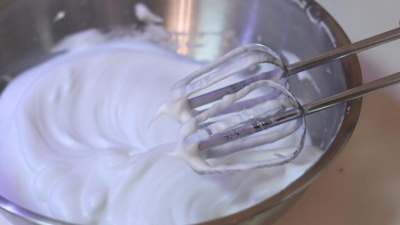 培根戚风,砂糖分次加入蛋白打发蛋尖沟状态。