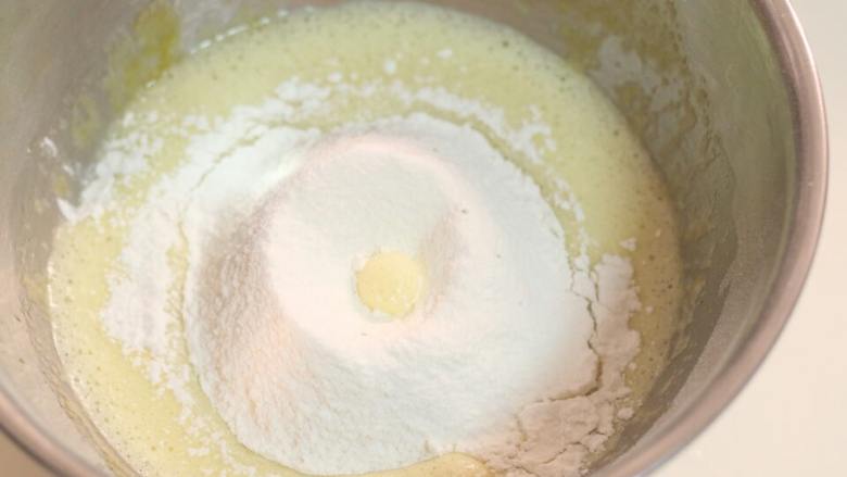 培根戚风,再将蛋黄湖放入剩余的蛋白中拌匀，再加入过筛的低粉。