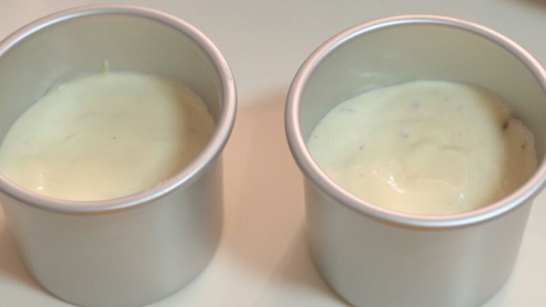 培根戚风,面糊放入法焙客的4寸模具中，振出气泡。