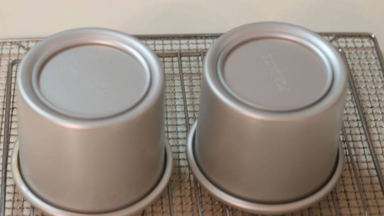 培根戚风,烤箱下层140度，45分钟到50分钟左右。出炉倒扣放凉脱模。