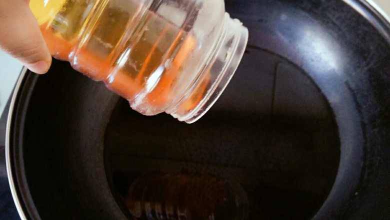 虎皮核桃仁,锅里加入水,水的量没过核桃仁就可以,不需要太多哦,然后我是加了点蜂蜜,如果家里没有可以不用加的,口味没有太大区别