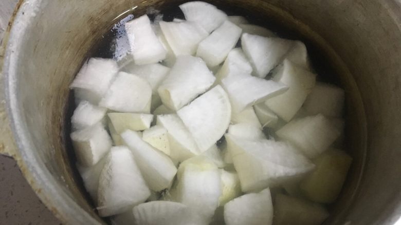 牛腩白萝卜火锅,高压锅加水后。放入切好的萝卜。开始高压锅压熟<a style='color:red;display:inline-block;' href='/shicai/ 26'>白萝卜</a>
