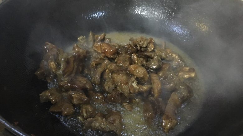 牛腩白萝卜火锅,加入牛腩进行翻炒