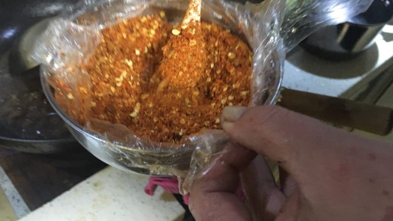 牛腩白萝卜火锅,准备好辣椒粉