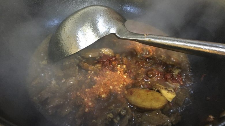 牛腩白萝卜火锅,加入辣椒粉