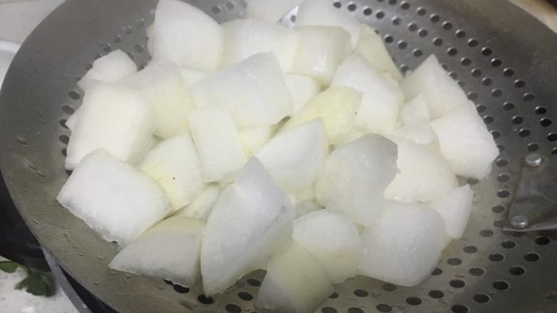 牛腩白萝卜火锅,高压锅煮熟白萝卜后,把白萝卜捞出来。白萝卜汤留着待用。