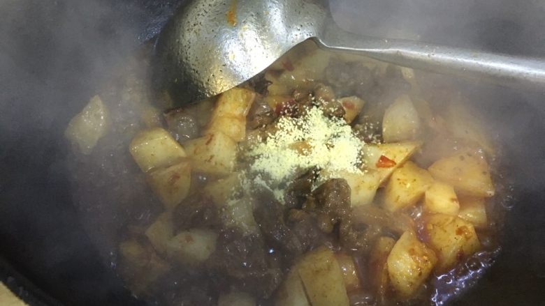 牛腩白萝卜火锅,加入少量鸡精提鲜