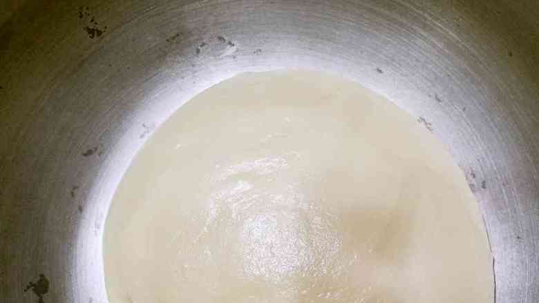 绿豆饼,油皮揉成光滑的面团,即可。