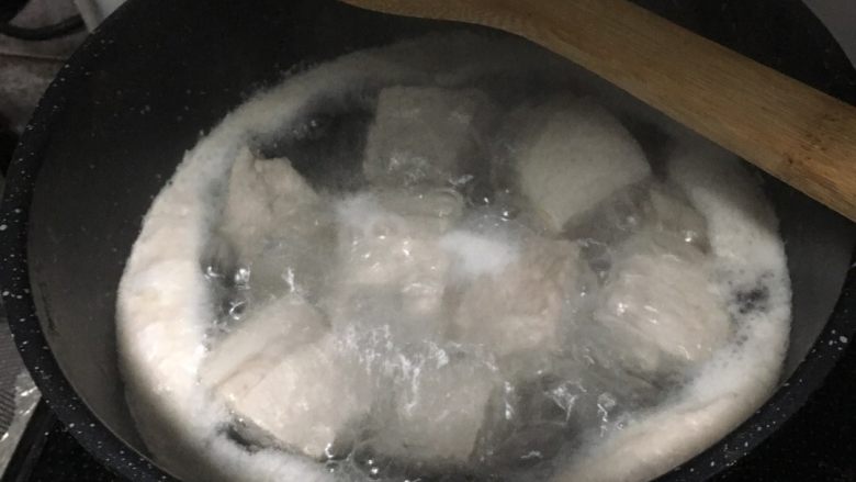 #年夜饭#东坡肉,<a style='color:red;display:inline-block;' href='/shicai/ 428'>五花肉</a>切两三厘米的正方形，冷水下锅煮3分钟左右，去除血沫后捞出