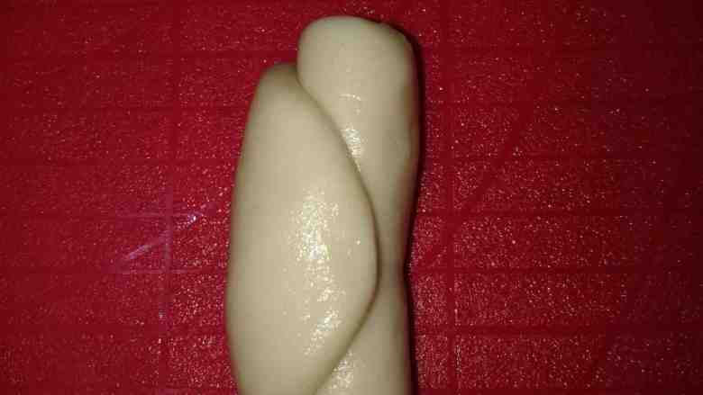 绿豆饼,20个都卷好后,再从第一个开始依次进行二次擀卷。