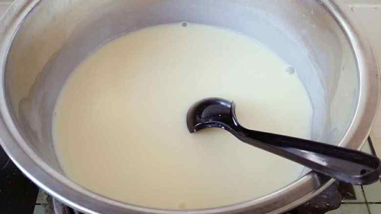 蛋挞,然后加热到<a style='color:red;display:inline-block;' href='/shicai/ 869'>白砂糖</a>融化，不用烧开，糖没有颗粒就可以了！