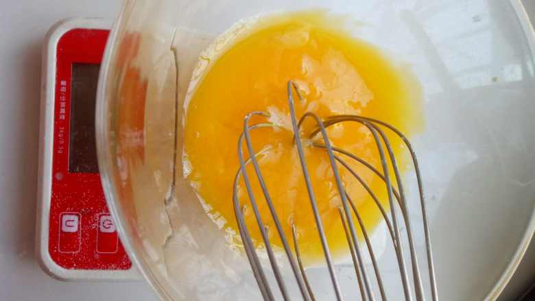 蛋挞,四个蛋黄，蛋白不用哦，只需要用蛋黄，蛋白可以留着做其他的！