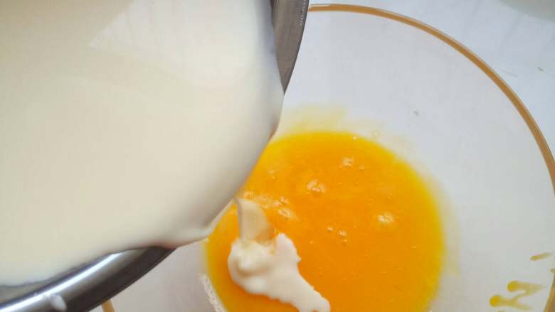 蛋挞,然后将奶油凉一下后倒入蛋黄中，搅拌均匀！