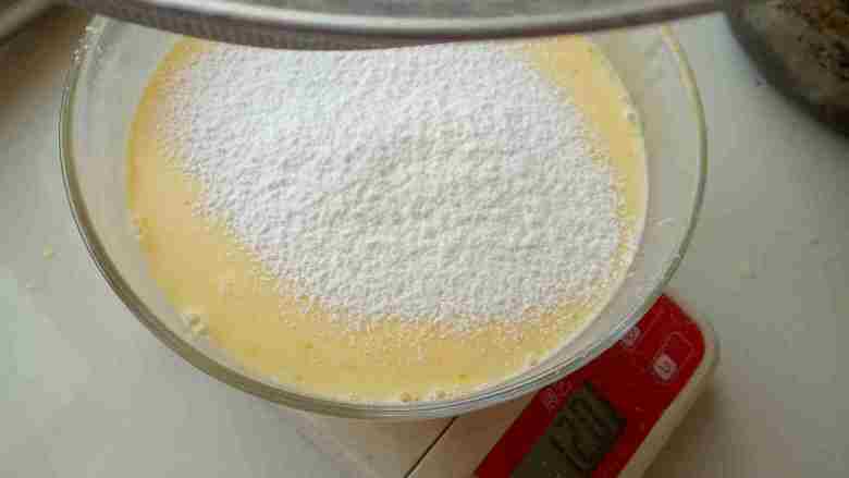 蛋挞,然后筛入15克的低劲面粉！