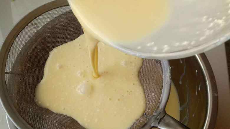 蛋挞,筛入低劲面粉后的面糊会有颗粒，所以这里我们需要过筛两边，让面膜更细腻！