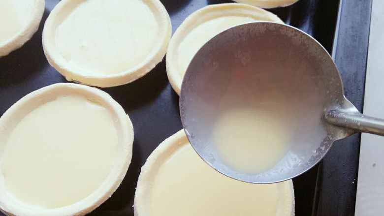 蛋挞,过筛完后就可以倒入蛋挞中烤了！