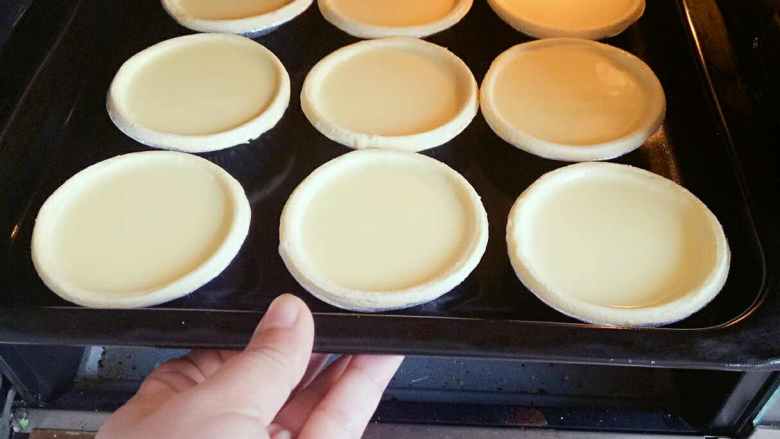 蛋挞,180或者200度，因为每个烤箱受热不一样，根据自己的烤箱来定时间！