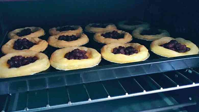 蛋挞,大家也可以加入红豆，或者紫薯，也不错哦，diy的蛋挞！