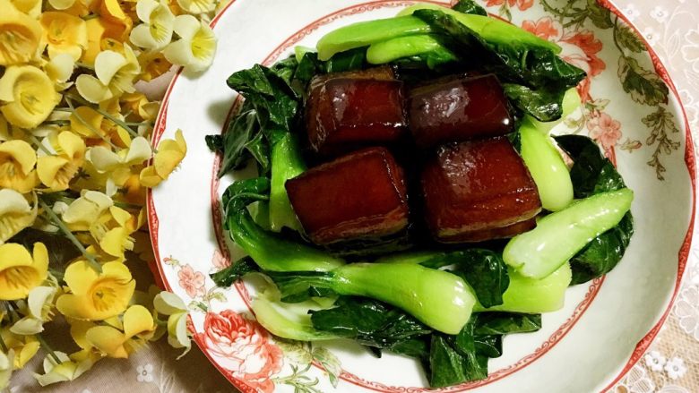 #年夜饭#东坡肉,把东坡肉码在青菜中间，好啦，上桌开动吧