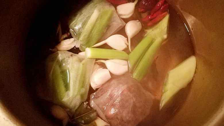 酱羊蝎,高压锅内放入半锅清水,把辅料与辛香料一同放入锅内(我把<a style='color:red;display:inline-block;' href='/shicai/ 3250'>葱</a>尾和零碎的辛香料我放入料包内),把水烧热备用。