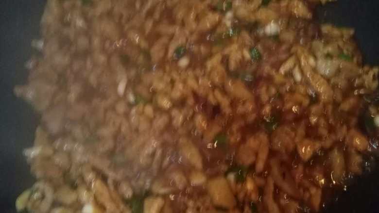 蒜香肉末烤茄子,先炒肉末,干煸至变色,加入葱蒜末,炒香,根据口味可以加辣酱,然后加料酒去腥,味达美调味,生蚝提鲜,炒8成熟,大概时间4分钟