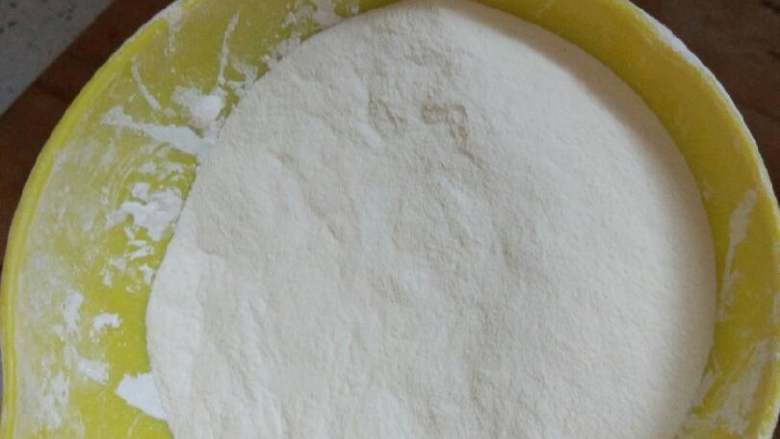 宝宝零食狗舌头,这点面就可以弄一大盘子了！可以按人数计量。就我跟宝宝吃，所以弄了
满满一大盘