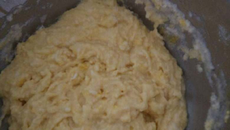 宝宝零食狗舌头,搅拌不均匀再打入一个，搅拌成图状