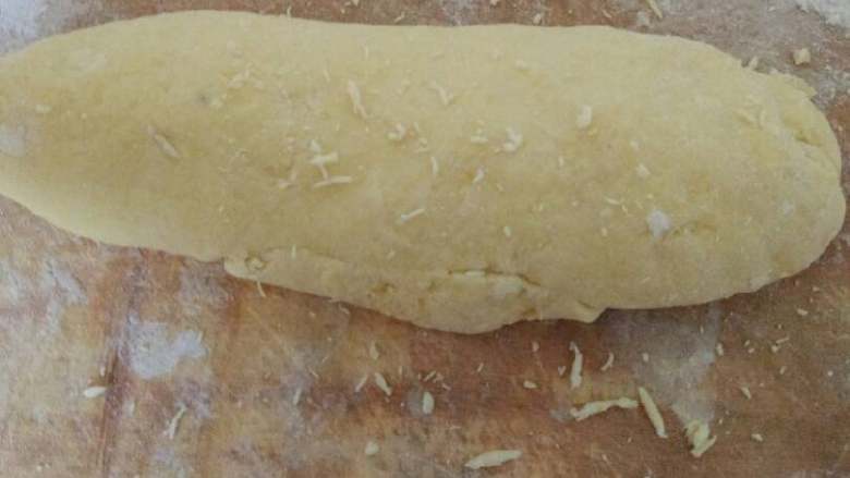 宝宝零食狗舌头,然后用面粉揉成面团，在弄长点